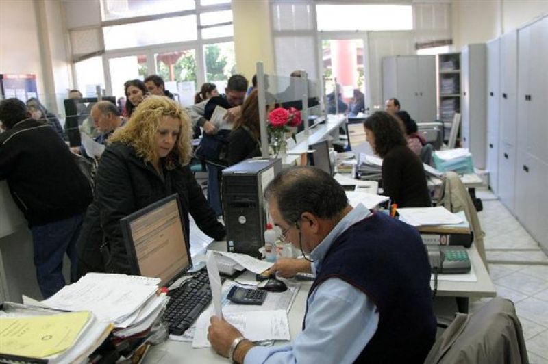 Διορίζουν δημοσίους υπαλλήλους, ενώ διαλύουν τον ιδιωτικό τομέα