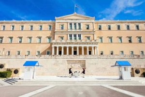 Όλοι οι θεσμοί καταρρέουν...