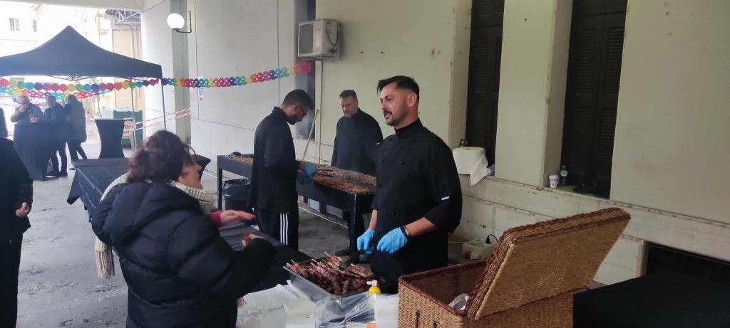 Τσικνοπέμπτη στο Αγρίνιο, μετ΄ εμποδίων, λόγω βροχής