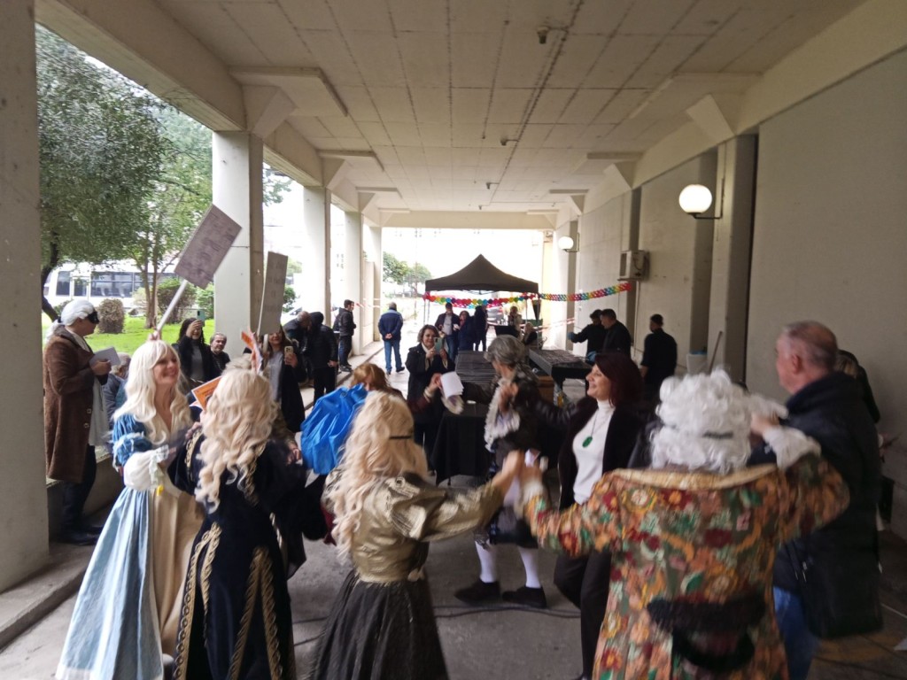 Το Δη.Πε.Θε. Αγρινίου δίνει αποκριάτικο τόνο – Οι ηθοποιοί βγήκαν στους δρόμους με κοστούμια εποχής