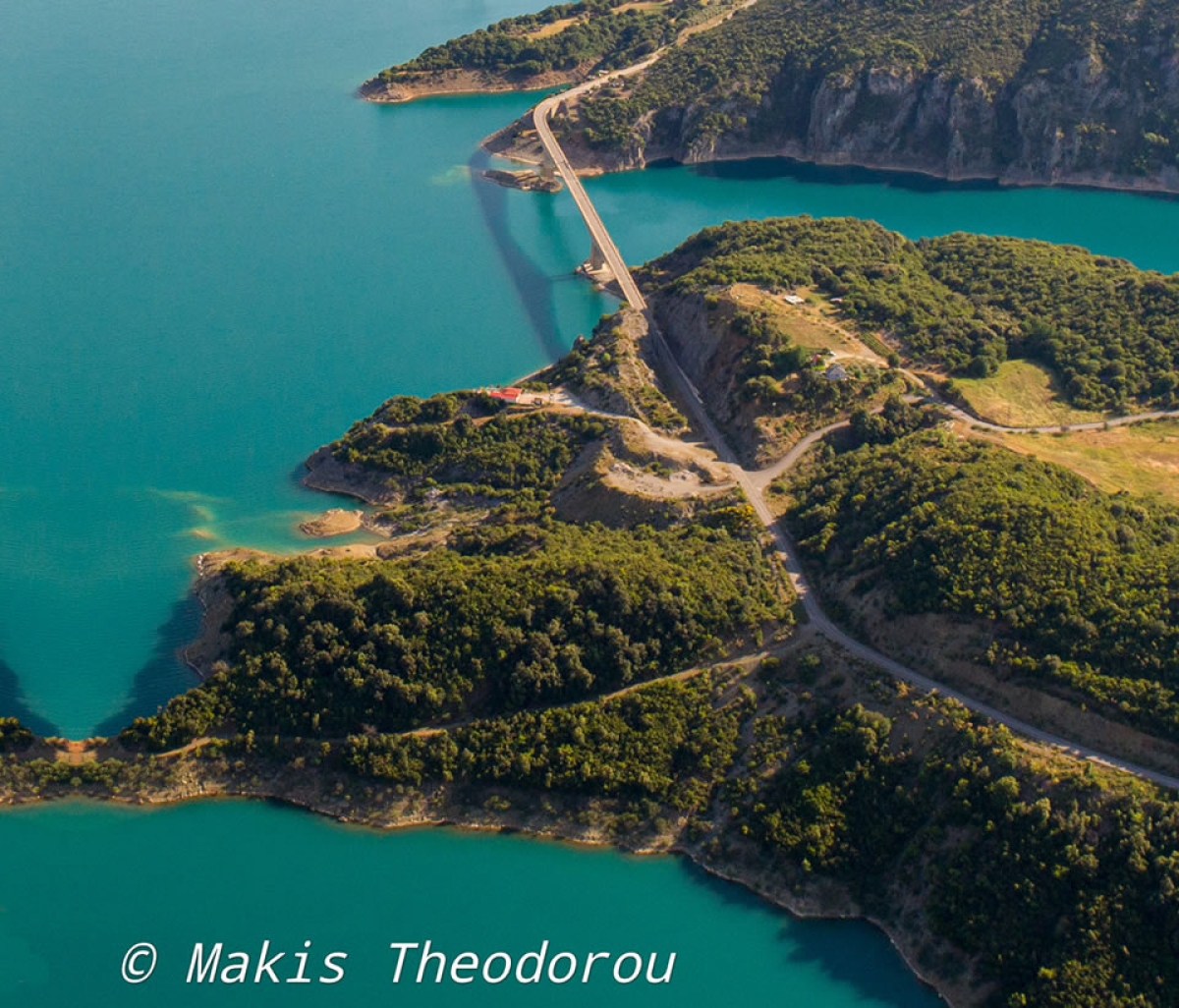 H γέφυρα Τατάρνας στη λίμνη Κρεμαστών (βίντεο)