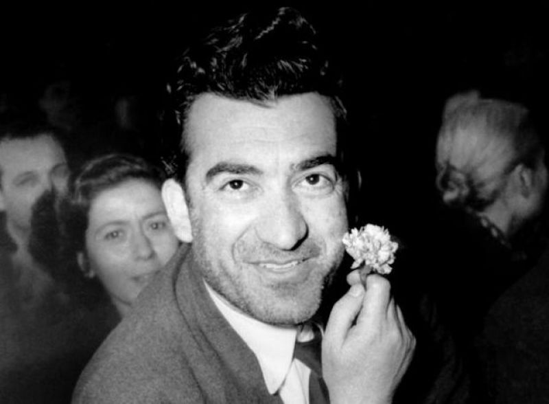 «Ο άνθρωπος με το γαρύφαλλο» στη “Ρωγμή&quot; (Δευ 3/4/2017)