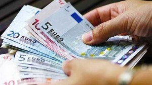 Κατώτατος μισθός: «Κλειδώνει» στα 920 ευρώ – Ποιους εργαζόμενους αφορά