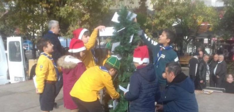 Αγρίνιο: «‘Αι Βασίληδες» χάρισαν χαμόγελα σε δεκάδες παιδιά στην πλατεία Δημοκρατίας