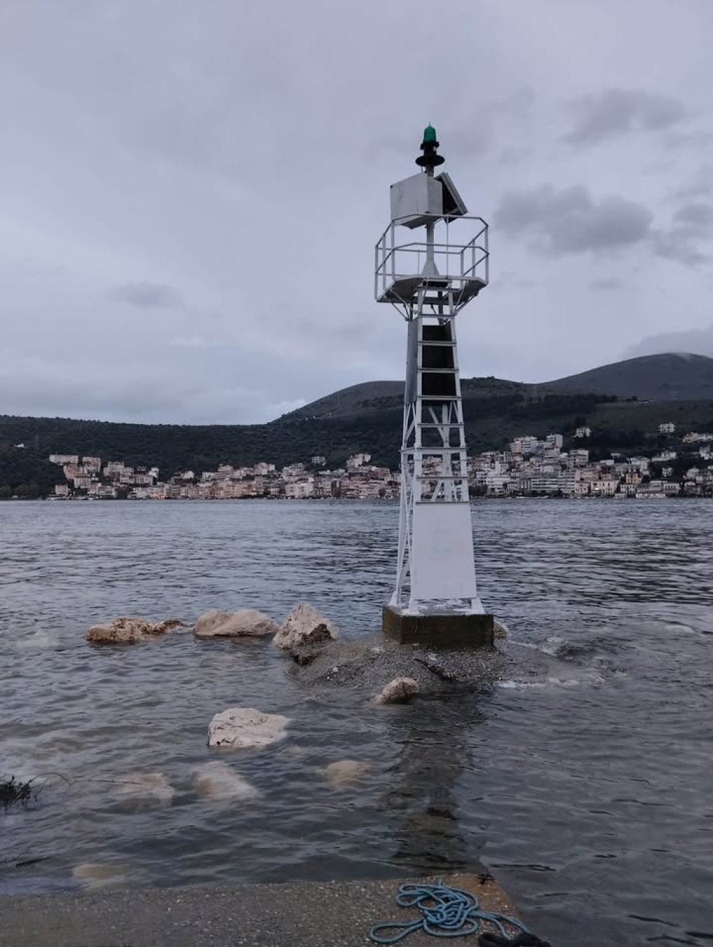 Η κακοκαιρία «έπνιξε» το λιμάνι της Αμφιλοχίας