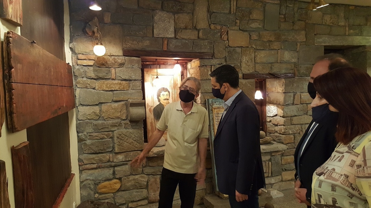 Πραγματοποιήθηκαν στο Αγρινίο τα εγκαίνια της εικαστικής έκθεσης του Θανάση Βαλαώρα &quot;...που με βία μετράει τη γή&quot;