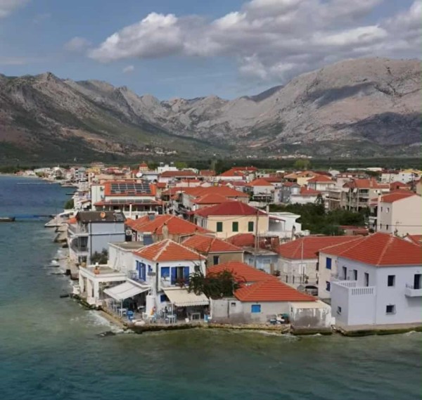 Μύτικας Ξηρομέρου: Ένα παραθαλάσσιο χωριό χτισμένο πάνω σε μια μικρή χερσόνησο