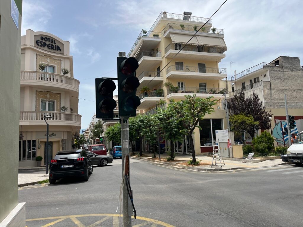 Αγρίνιο: Στο «περίμενε» ήταν και στο «περίμενε» παραμένουν μπάρες, κάδοι και φανάρια…