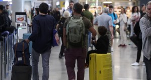 Εκτόξευση τιμών σε αεροπορικά και ακτοπλοϊκά εισιτήρια λόγω του πολέμου στη Μέση Ανατολή