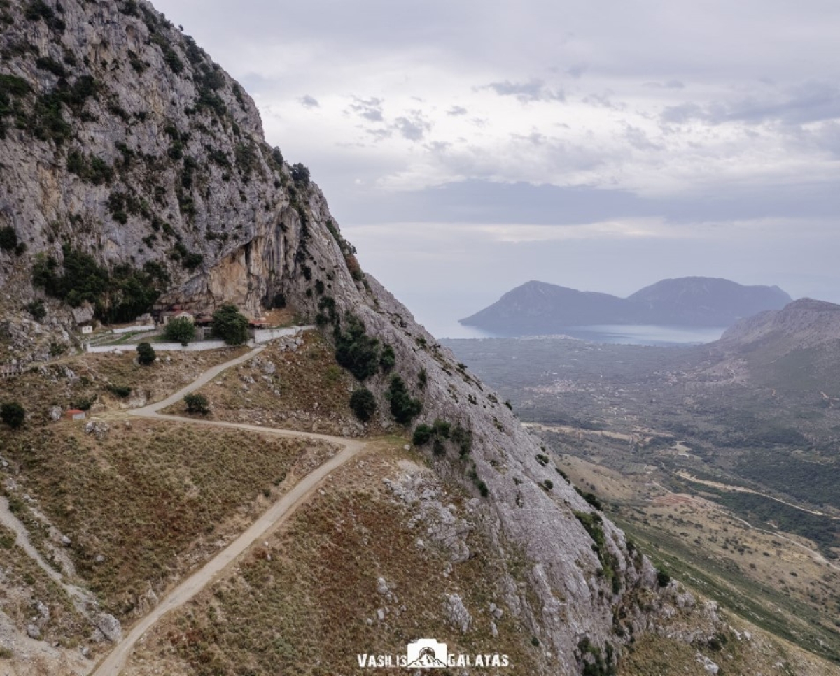 Η Μονή του Ξηρομέρου με το τοπίο που «κόβει» την ανάσα (φωτο, βίντεο)