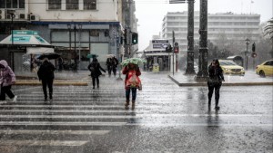 Έντονες οι καιρικές συνθήκες με βροχές στο Ιόνιο και χιονοπτώσεις στα ορεινά