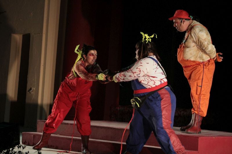Πρεμιέρα χθές (Δευ 20/7/2020) του ΔΗΠΕΘΕ Αγρινίου «ΕΧΘΡΟΙ ΕΞ ΑΙΜΑΤΟΣ» του ΑΡΚΑ