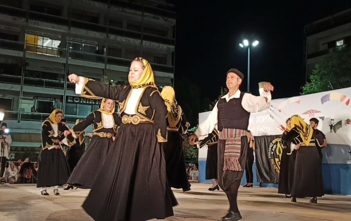 Ξεκίνησε το Διεθνές Φεστιβάλ Παραδοσιακών Χορών Αγρινίου με χορευτικά απο συλλόγους της πόλης και με μεγάλη συμμετοχή του κόσμου.