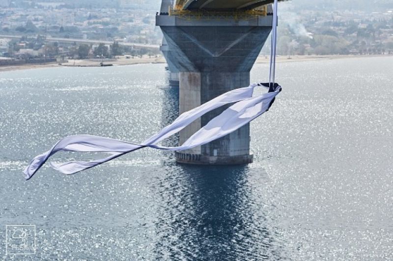 Αφιερωμένος στην εθνική επέτειο της 25ης Μαρτίου ο εναέριος χορός της Κατερίνας Σολδάτου στη Γέφυρα Ρίου – Αντιρρίου (βίντεο)