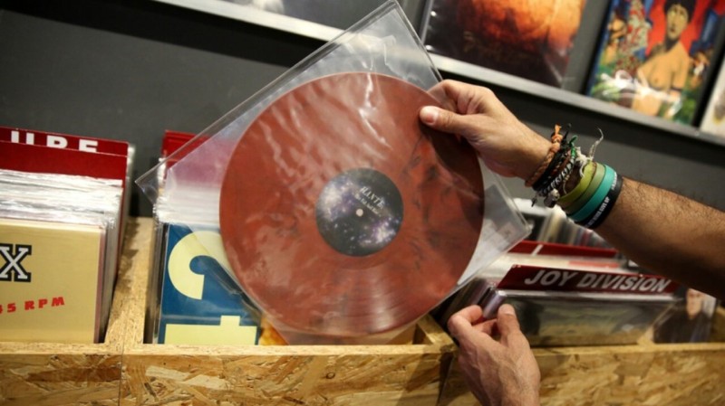 Το βινύλιο αναβιώνει και τα δισκάδικα επανέρχονται: Δεν είναι μόνο νοσταλγία, αλλά και μία αισθητική επιλογή