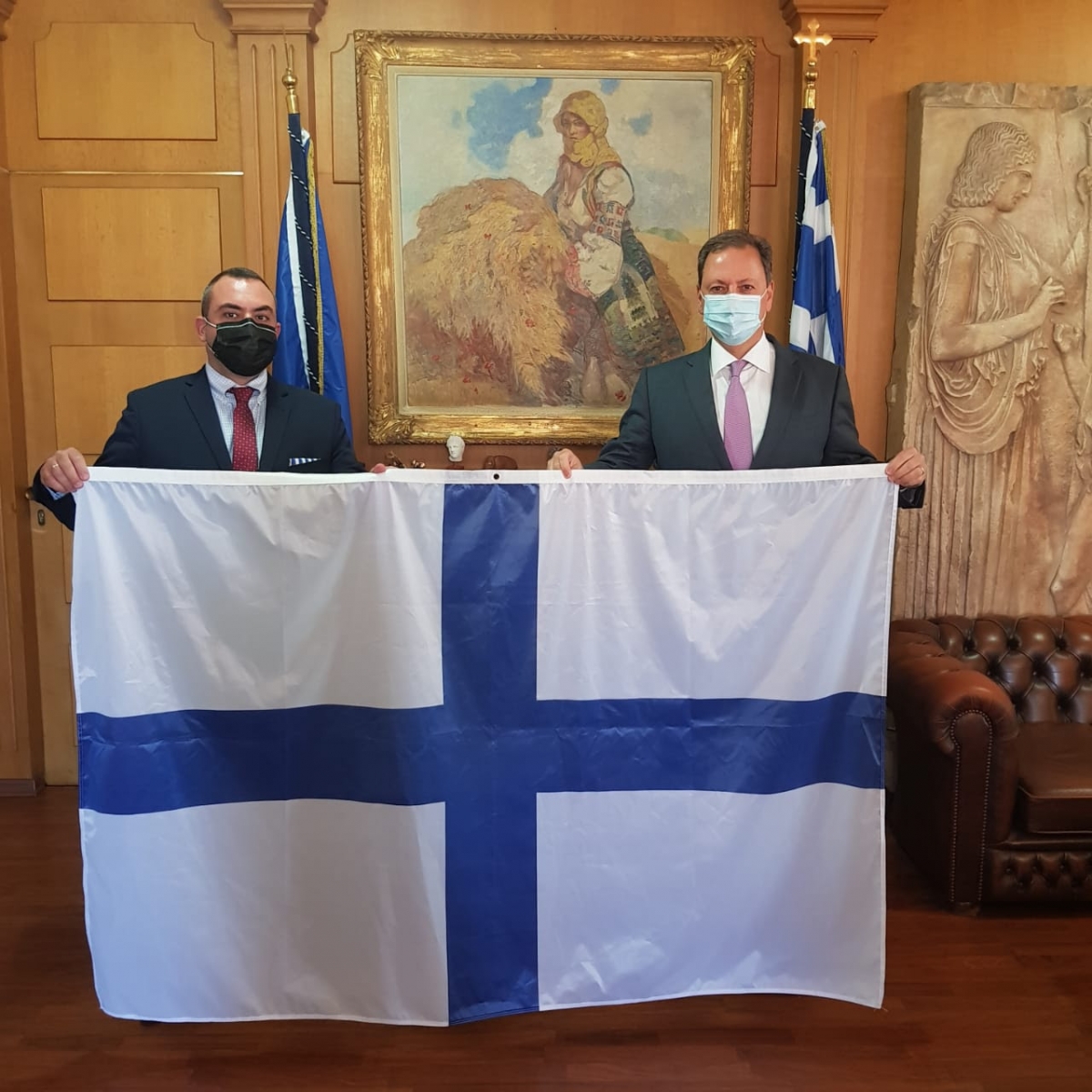 Αντίγραφο σημαίας της Εξόδου του Μεσολογγίου στον ΥΠΑΑΤ, από τον Εμποροβιομηχανικό Σύλλογο Μεσολογγίου