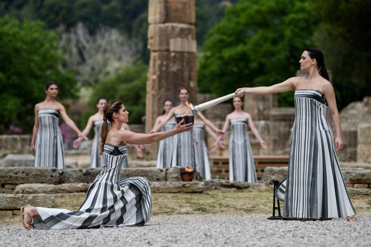 Η Ολυμπιακή Φλόγα ξεκίνησε το μαγικό της ταξίδι για το Παρίσι (εικόνες)