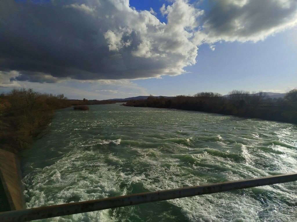 Ο «φουσκωμένος» Αχελώος στην περιοχή των Καλυβίων