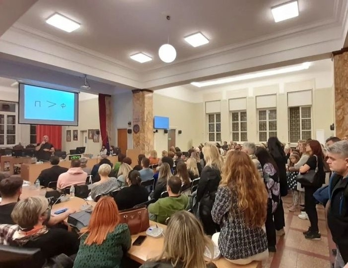 Πλήθος κόσμου απόλαυσε το συγγραφέα Στέφανο Ξενάκη στην παρουσίαση του νέου του βιβλίου με τόν τίτλο &quot;ΝΑΙ&quot;