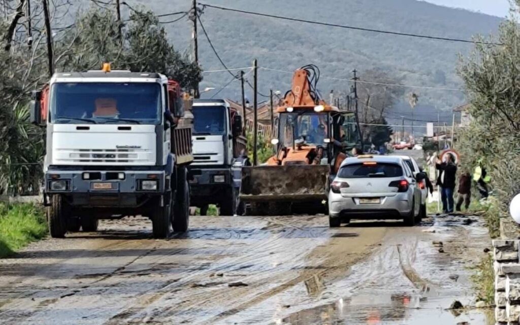 Υπερχείλισε ρέμα στο Ζευγαράκι, μεγάλη κινητοποίηση του Δήμου Αγρινίου (φωτο)