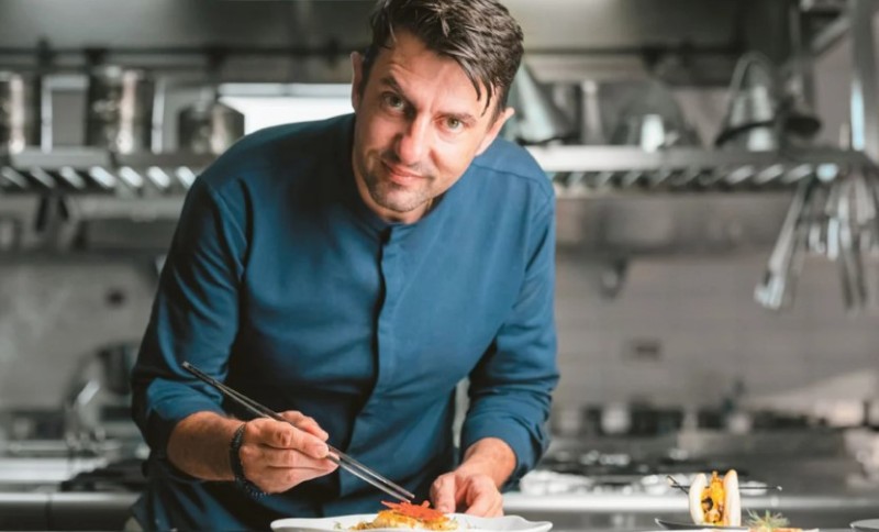 Νίκος Κουλούσιας: Ο chef του Μπάκιγχαμ ξεκίνησε από τη Ναυπακτία ανακατεύοντας ρυζόγαλο