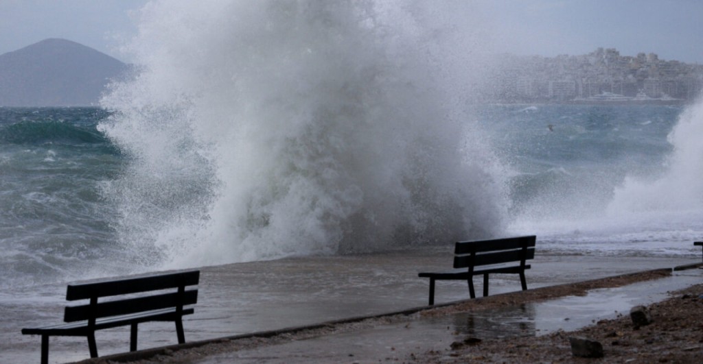 Καιρός: Ισχυροί άνεμοι σήμερα – Βελτίωση αύριο Πέμπτη νέα κακοκαιρία από Παρασκευή