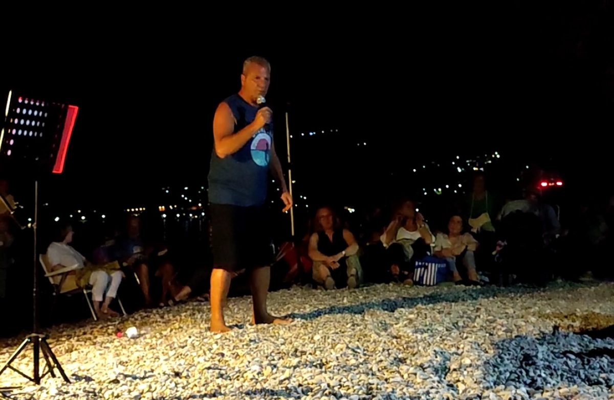 Ο Βασίλης Κολοβός παρουσίασε ζωντανά σε παραλία της Ακράτας ένα νέο του τραγούδι με τον τίτλο &quot;Πασαρέλα&quot;