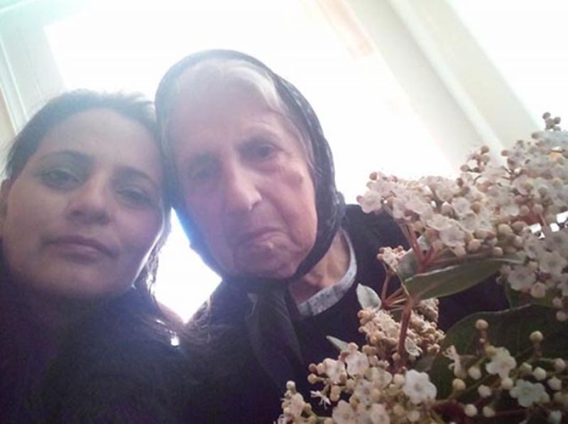 Μοίρασαν λουλούδια στις γυναίκες στην Ανάληψη Τριχωνίδας (φωτο)