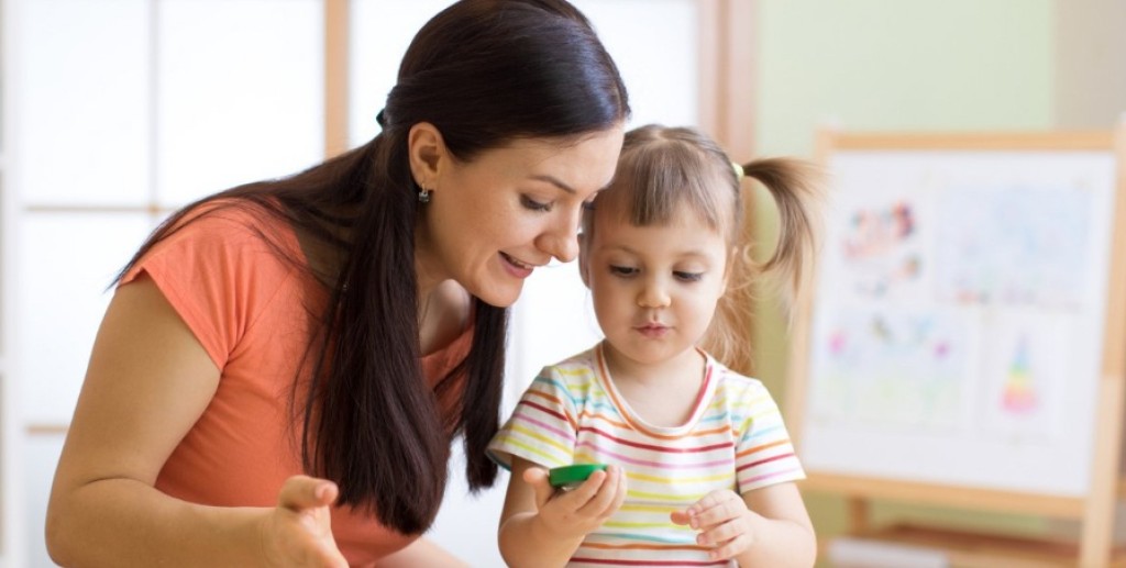 «Νταντάδες της Γειτονιάς»: Επίδομα έως 500 ευρώ τον μήνα για τη φροντίδα παιδιών – Πώς θα λειτουργεί