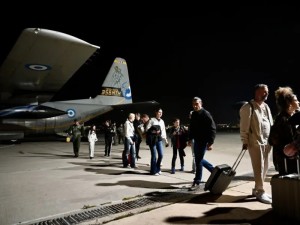 Επέστρεψαν στη Ναύπακτο οι προσκυνητές από τη Βηθλεέμ – Οι δηλώσεις του Γ. Βαρελά για την περιπέτεια στη Μέσα Ανατολή