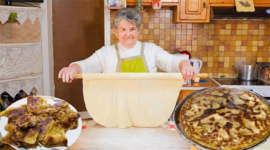 Κρεατόπιτα με Τραχανά στο Τζάκι – Παραδοσιακή Γεύση, όπως παλιά