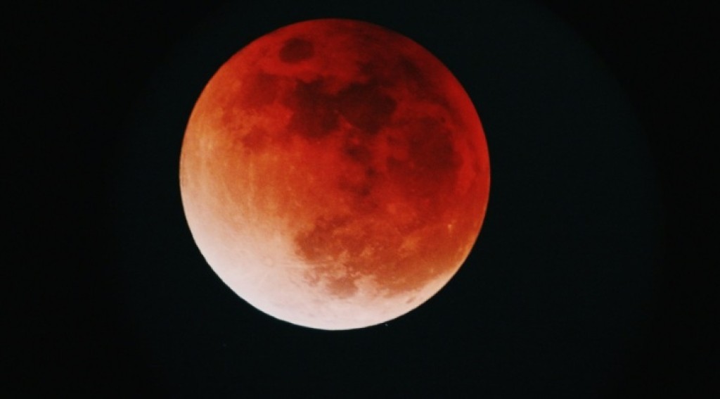 Πανσέληνος Μαρτίου 2026: Πότε έρχεται το «ματωμένο» Φεγγάρι του Σκουληκιού