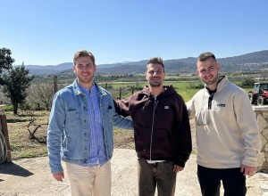 Αγρίνιο: Ο Άκης Πετρετζίκης στη φάρμα Αλεξάκη (φωτο)