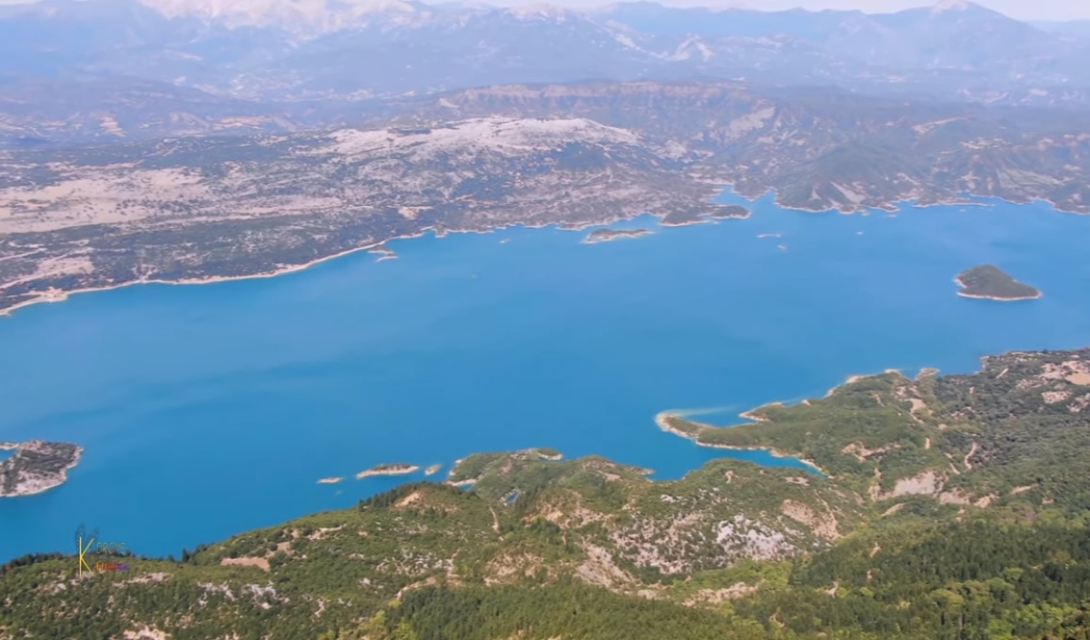 Τοπίο που κόβει την ανάσα, η λίμνη των Κρεμαστών και το σπήλαιο με το εκκλησάκι εντός στα 1200 μέτρα υψόμετρο