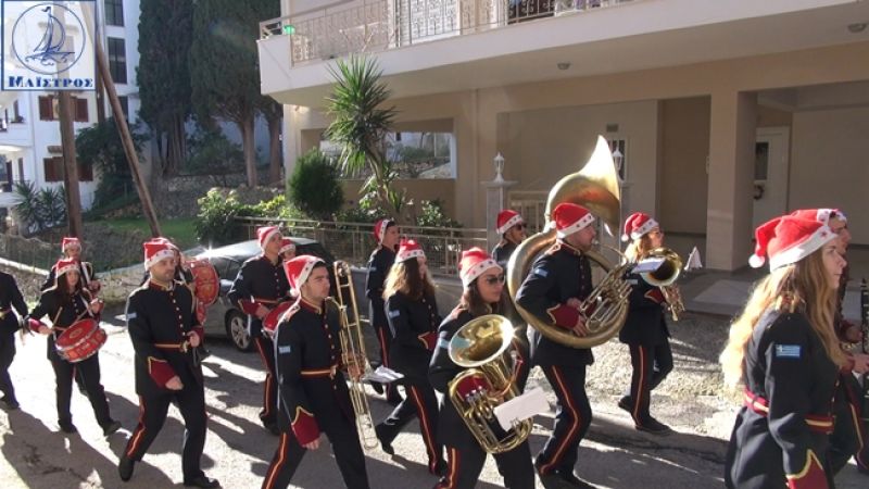 Eoρταστικός τόνος στους δρόμους της Αμφιλοχίας από τη Φιλαρμονική (βίντεο-φωτό)