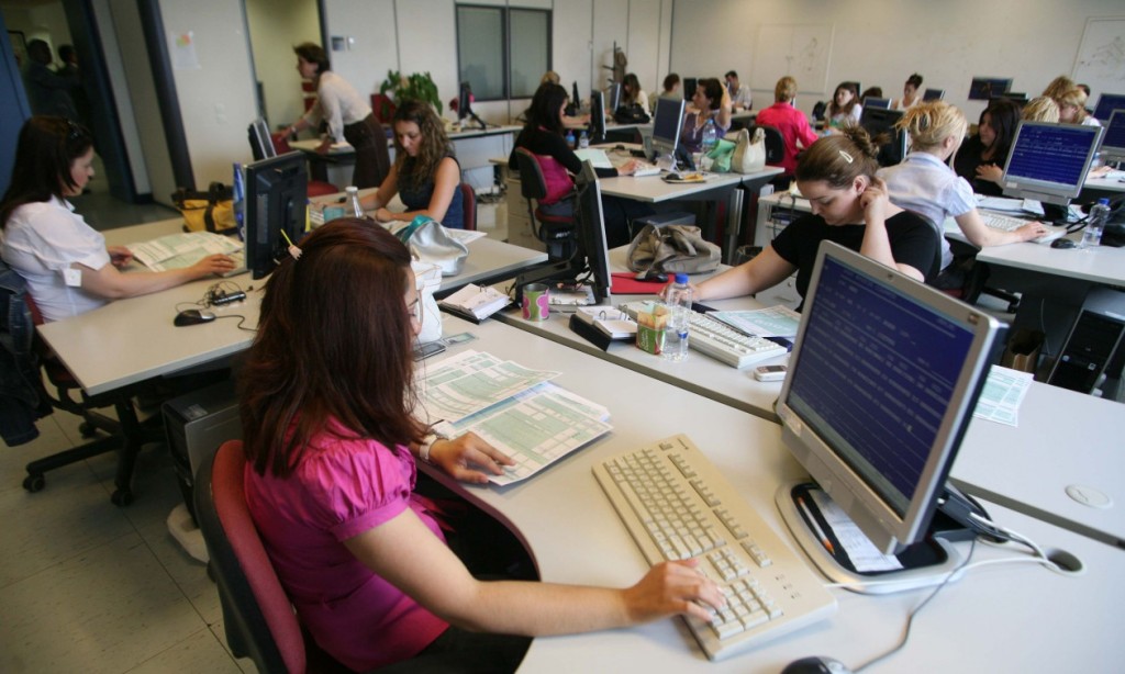 Αιτωλοακαρνανία: Στα «χαρακώματα» για την άρση μονιμότητας των δημοσίων υπαλλήλων – Φοβούνται απολύσεις