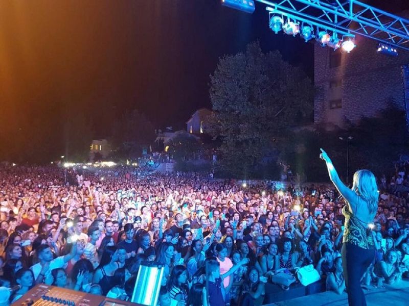 «Bούλιαξε» από κόσμο το Θέρμο για τη συναυλία της Νατάσας Θεοδωρίδου