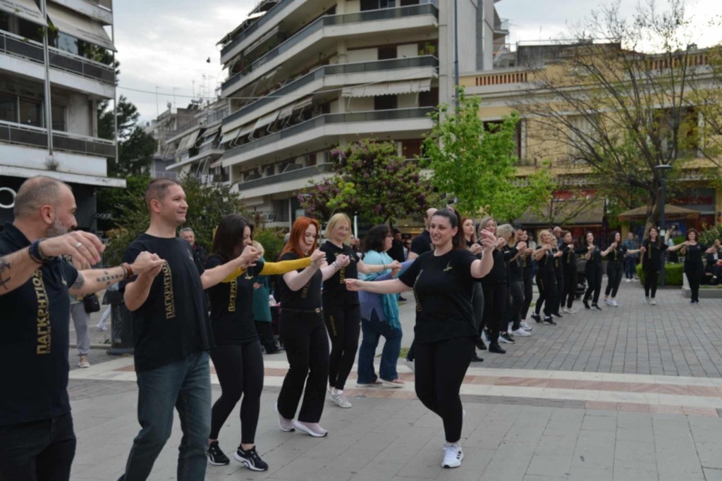 Αγρίνιο: Η «Ανεμώνη» σκόρπισε μηνύματα αγάπης και αποδοχής στην καρδιά της πόλης (βίντεο)