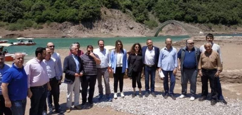 Περιήγηση με σκάφη στη λίμνη των Κρεμαστών (φωτο)