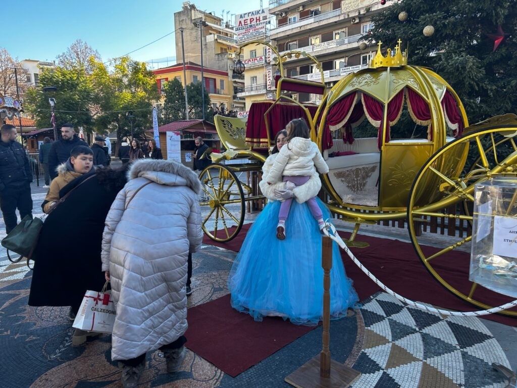 Αγρίνιο: Η άμαξα της Σταχτοπούτας βγήκε ξανά στην κεντρική πλατεία για καλό σκοπό (φωτο)