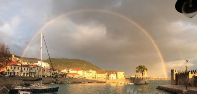 Μαγεία! Χριστουγεννιάτικο ουράνιο τόξο στη Ναύπακτο