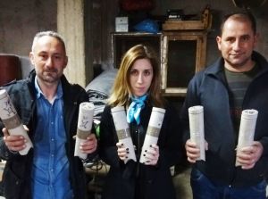 Οι υποψήφιοι δημοτικοί σύμβουλοι Γιώτα Μπουμπούλη και Σπύρος Σελιμάς στον χώρο παραγωγής των Χαλκουνιών