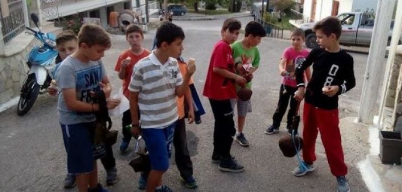 Αναβίωσε το έθιμο των κουδουνιών την Πρωτομαγιά στο Μοναστηράκι Βόνιτσας (ΔΕΙΤΕ VIDEO)