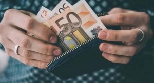 Επίδομα 250 ευρώ: Ποιοι συνταξιούχοι θα το λάβουν και πότε