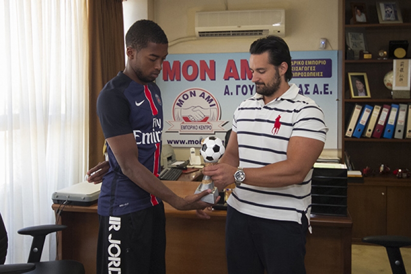 Με φανέλα της PSG στην απονομή του ο Κάπελ