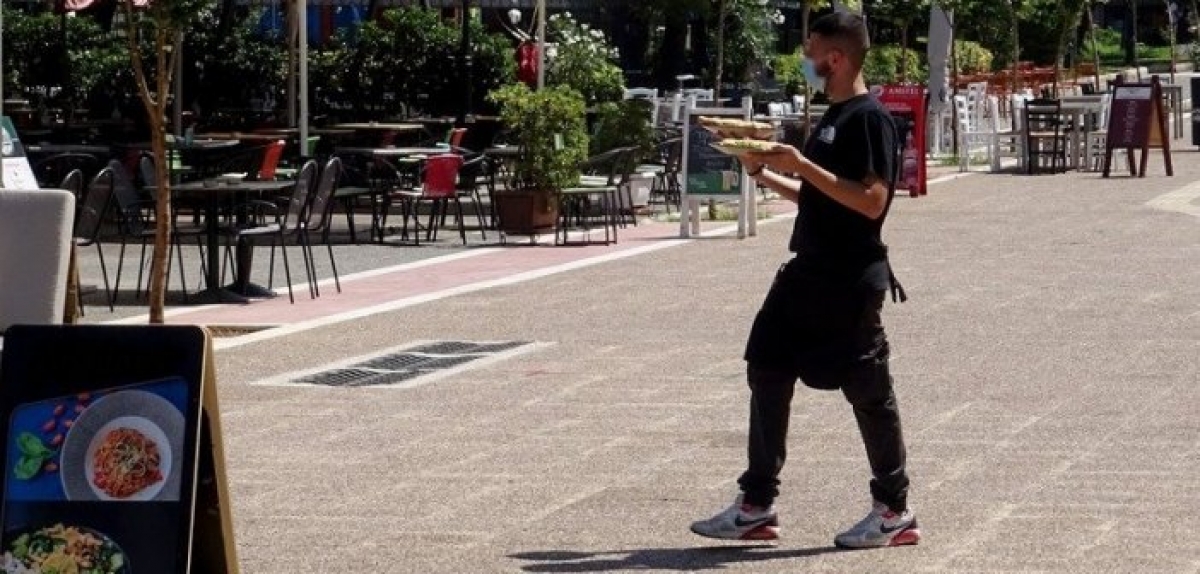 Ανεμβολίαστοι εργαζόμενοι σε εστίαση-τουρισμό: Στα 100 ευρώ η μηνιαία επιβάρυνση
