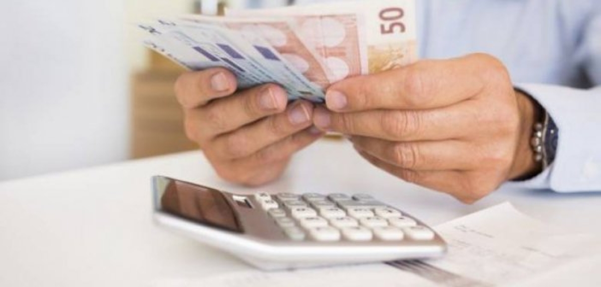 Κατώτατος μισθός: Στα 713 ευρώ από την 1η Μαΐου – Ποια επιδόματα συμπαρασύρει η αύξηση