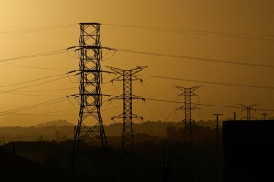 EE: Σύσταση για μείωση του ΦΠΑ στο ηλεκτρικό ρεύμα