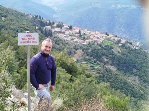 Αχλαδόκαστρο Ναυπακτίας: Ο άνθρωπος που «ζωντανεύει» τα μονοπάτια και τις φυσικές ομορφιές του τόπου