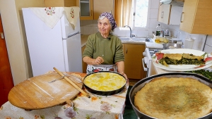 Χωριάτικη λαχανόπιτα από τη γιαγιά Δήμητρα (Βίντεο)
